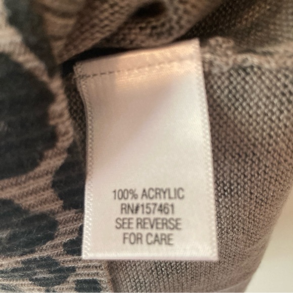 Croft & Barrow Women's Button Lightweight Gray Leopard Animal Print Cardigan XS - Picture 7 of 9